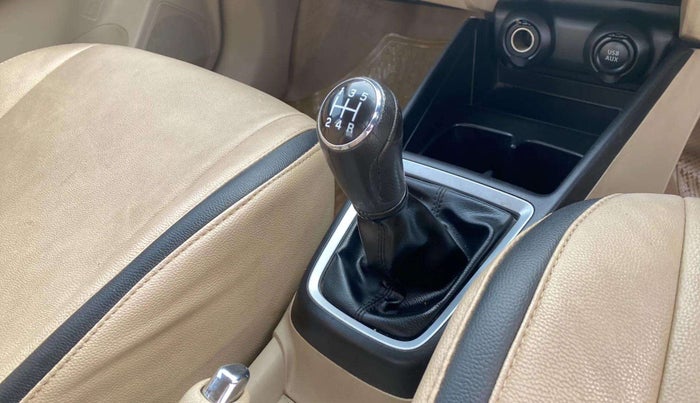 2018 Maruti Dzire VXI, Petrol, Manual, 33,534 km, Gear lever - Knob has minor damage