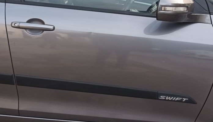 2016 Maruti Swift VXI, Petrol, Manual, 35,564 km, Driver-side door - Slightly dented