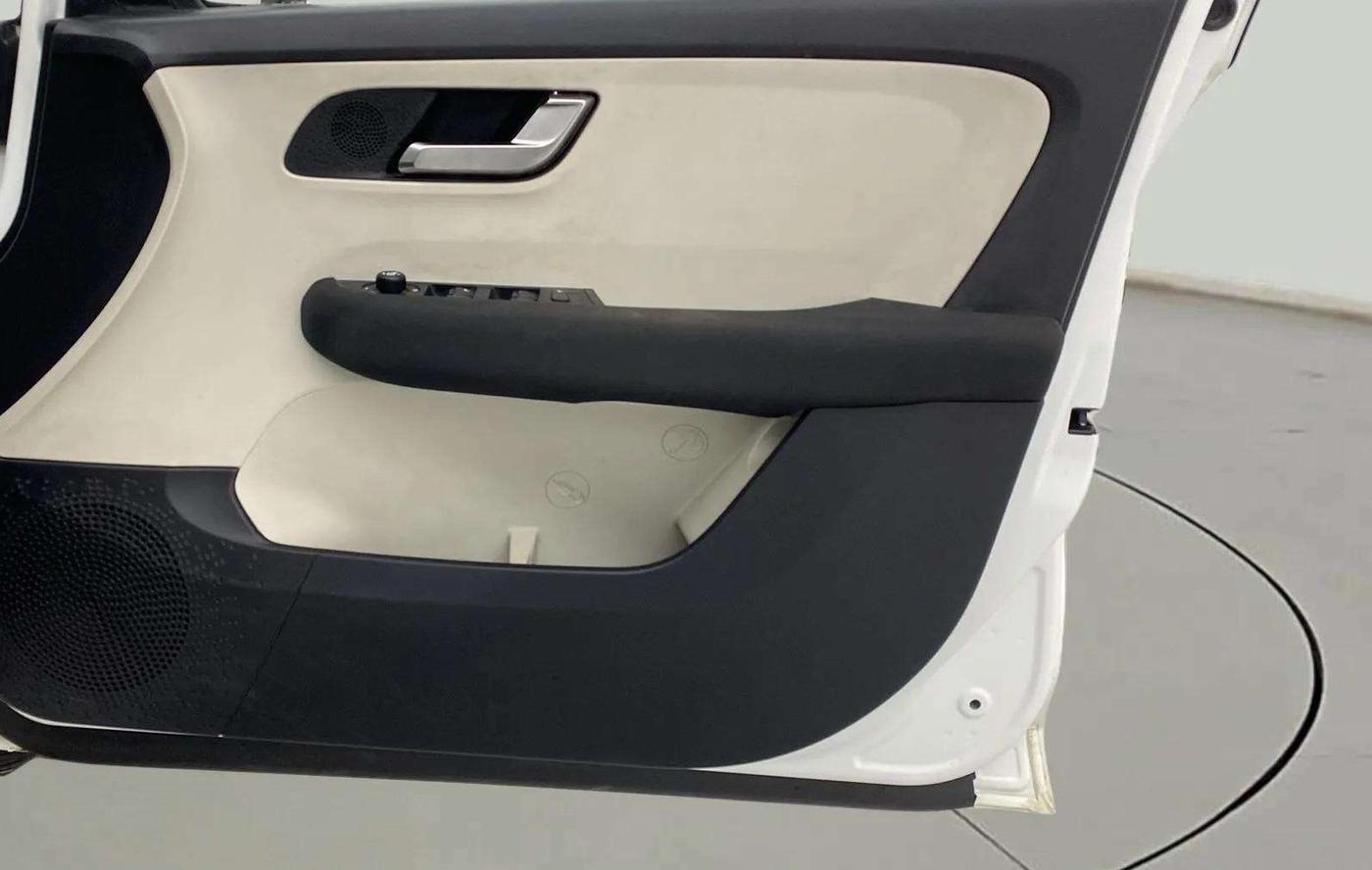 2022 Tata ALTROZ XZ PLUS PETROL, Petrol, Manual, 29,880 km, Driver Side Door Panels Control