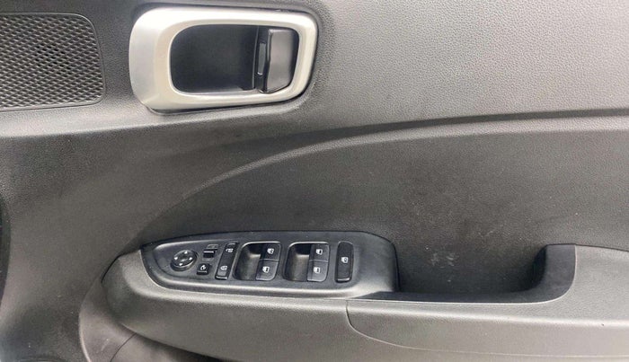2020 Hyundai VENUE SX 1.5 CRDI, Diesel, Manual, 41,099 km, Driver Side Door Panels Control
