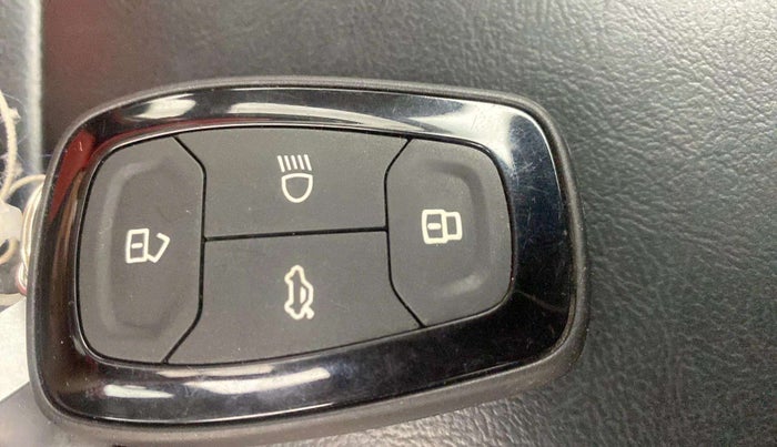 2022 Tata ALTROZ XZ PETROL, Petrol, Manual, 13,126 km, Key Close Up