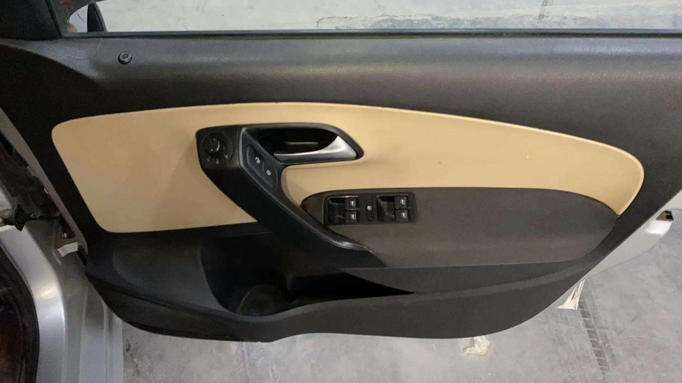 2014 Volkswagen Polo HIGHLINE1.2L, Petrol, Manual, 34,314 km, Driver Side Door Panels Control