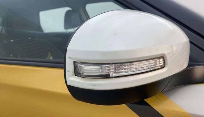 2017 Maruti Vitara Brezza ZDI PLUS DUAL TONE, Diesel, Manual, 76,415 km, Right rear-view mirror - Indicator light has minor damage