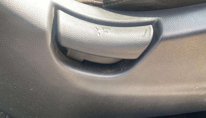 2017 Hyundai Creta E PLUS 1.6 PETROL, Petrol, Manual, 69,643 km, Driver Side Adjustment Panel