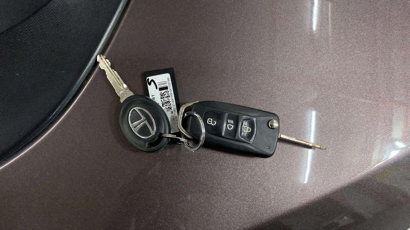 2017 Tata Tiago XT PETROL, Petrol, Manual, 40,015 km, Key Close Up