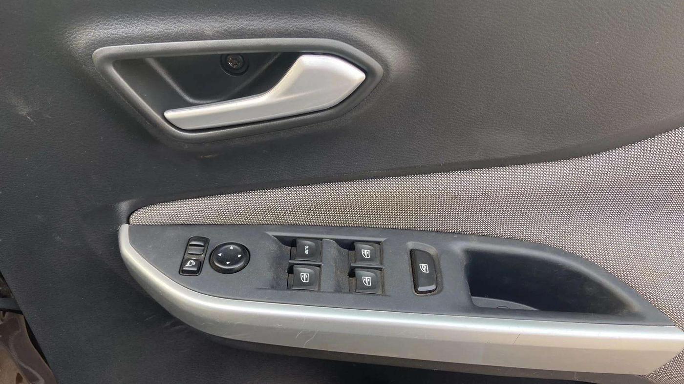 2022 Nissan MAGNITE XL, Petrol, Manual, 43,075 km, Driver Side Door Panels Control