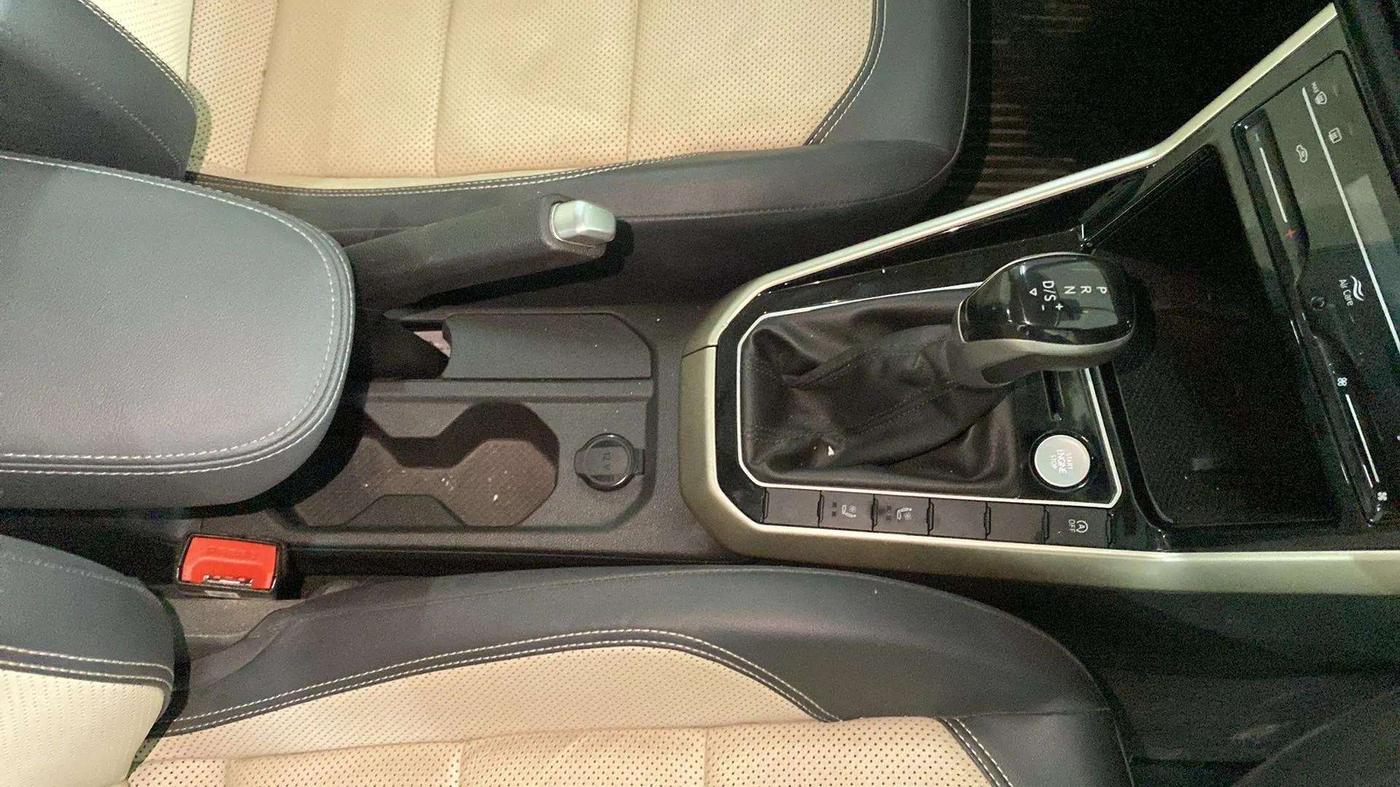 2022 Volkswagen VIRTUS TOPLINE TSI 1.0 AT, Petrol, Automatic, 25,994 km, Gear Lever