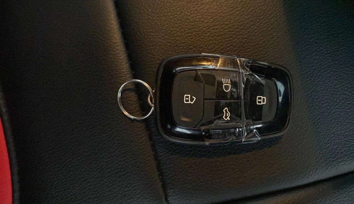 2022 Tata PUNCH CREATIVE  1.2 RTN DUAL TONE, Petrol, Manual, 41,753 km, Key Close Up