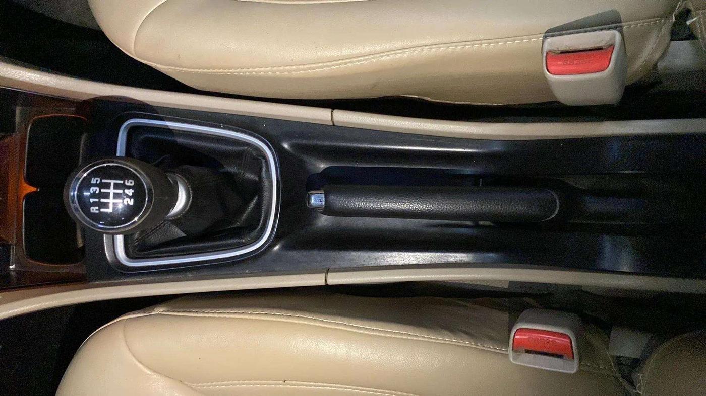 2019 Maruti Ciaz ALPHA DIESEL 1.5, Diesel, Manual, 79,822 km, Gear Lever