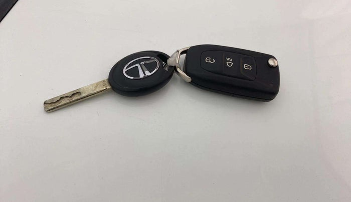 2022 Tata Tiago XZ PLUS DUAL TONE PETROL, Petrol, Manual, 24,373 km, Key Close Up