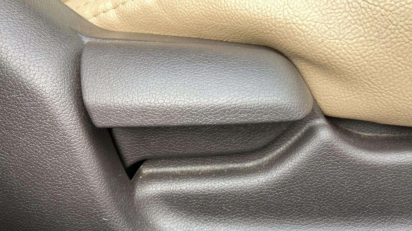 2015 Hyundai Verna FLUIDIC 4S 1.6 VTVT S(O), Petrol, Manual, 80,674 km, Driver Side Adjustment Panel