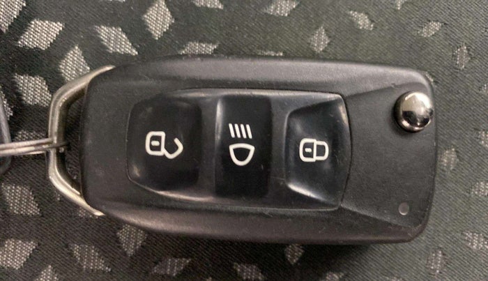 2018 Tata NEXON XM PETROL, Petrol, Manual, 31,908 km, Key Close Up