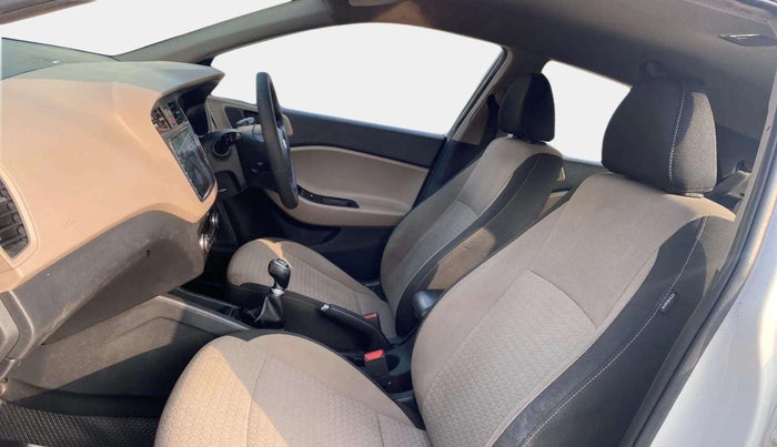 2017 Hyundai Elite i20 ASTA 1.2 (O), Petrol, Manual, 72,067 km, Right Side Front Door Cabin