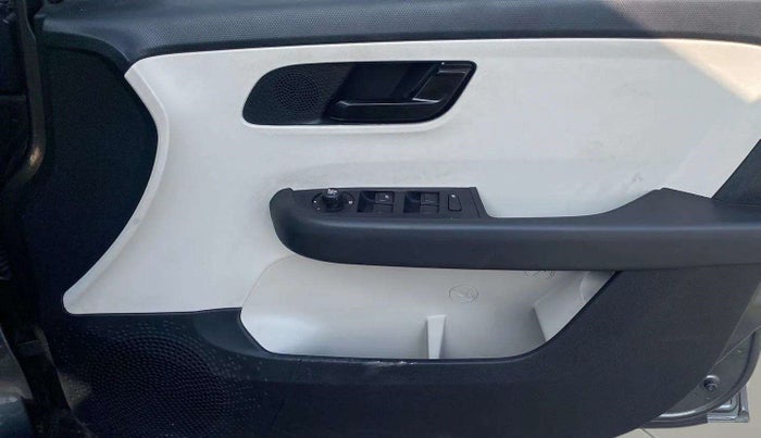 2021 Tata ALTROZ XM PLUS PETROL, Petrol, Manual, 20,653 km, Driver Side Door Panels Control