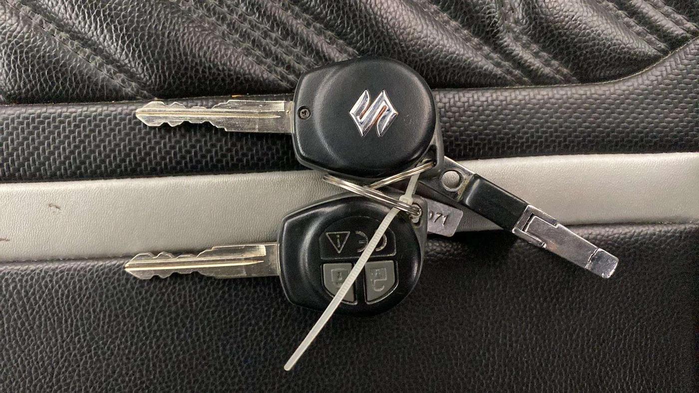 2023 Maruti Swift VXI AMT, Petrol, Automatic, 27,161 km, Key Close Up
