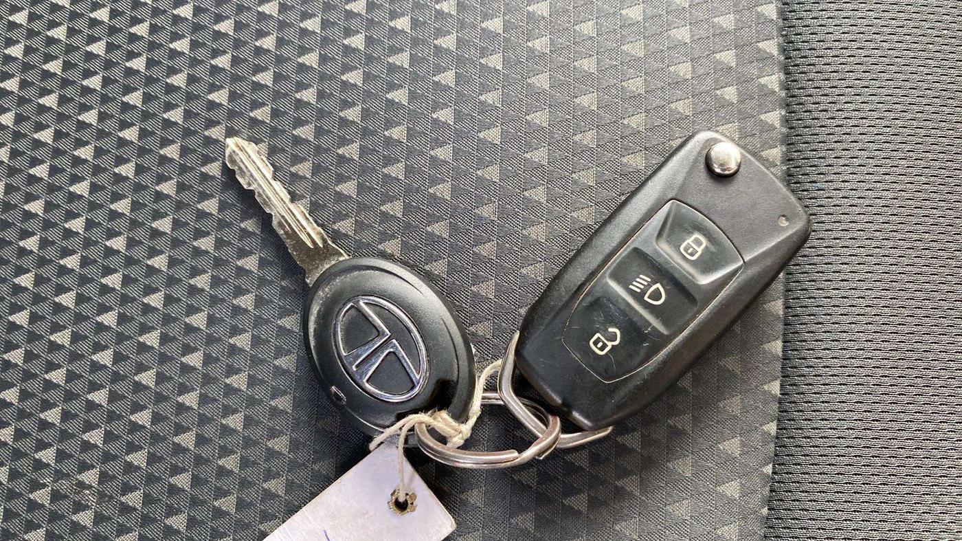 2017 Tata Tiago XZ PETROL, Petrol, Manual, 8,690 km, Key Close Up