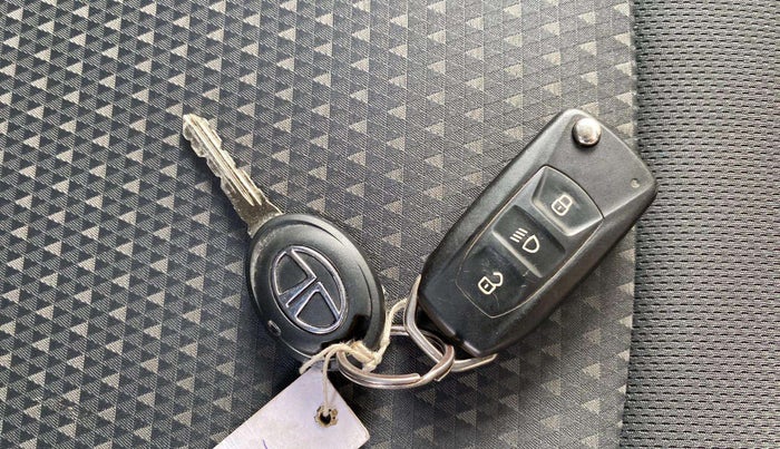 2017 Tata Tiago XZ PETROL, Petrol, Manual, 8,690 km, Key Close Up