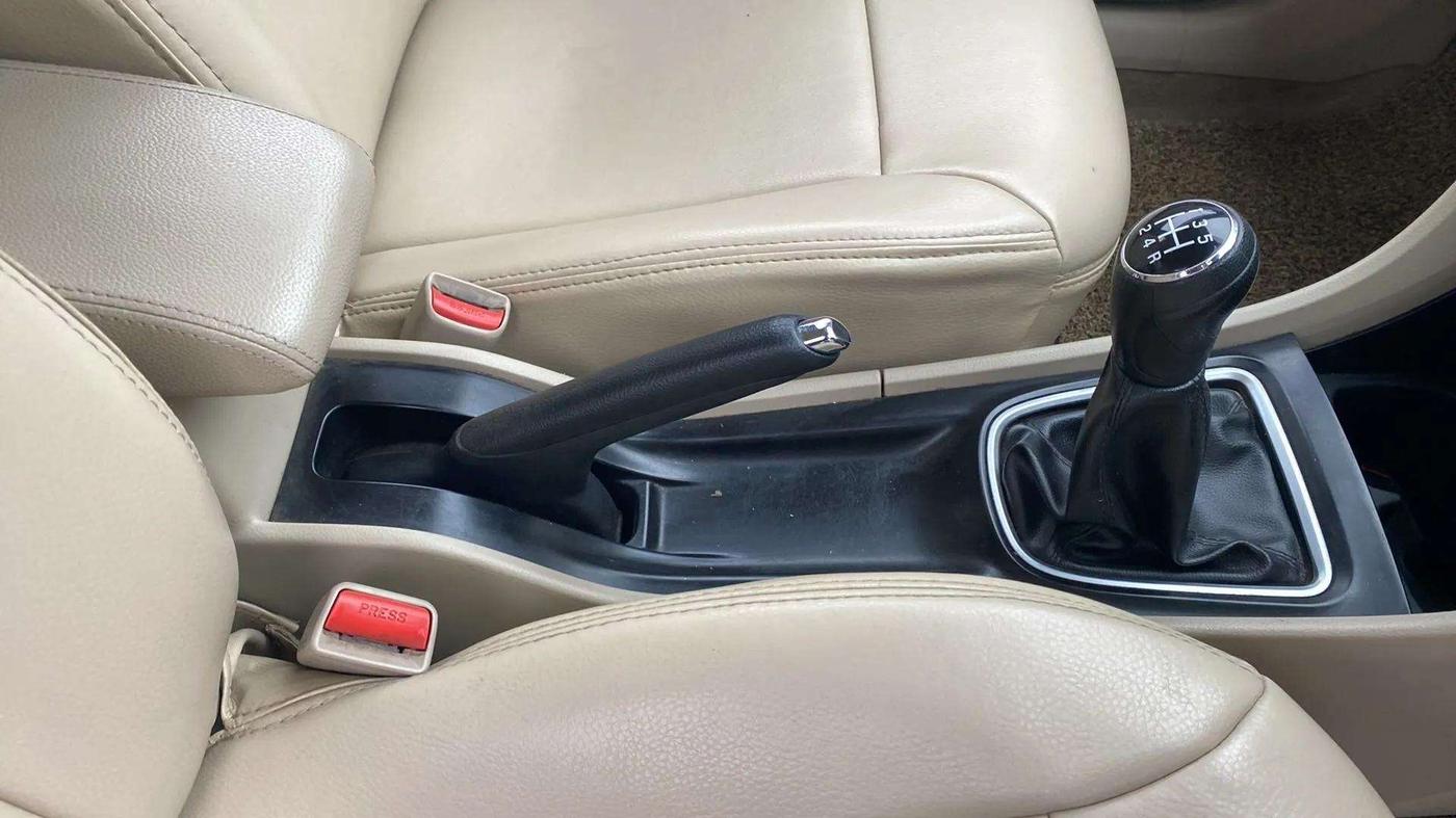 2018 Maruti Ciaz ALPHA 1.5 SHVS PETROL, Petrol, Manual, 75,402 km, Gear Lever