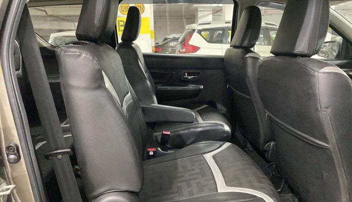 2021 Maruti XL6 ZETA MT, Petrol, Manual, 18,165 km, Second-row right seat - Armrest missing