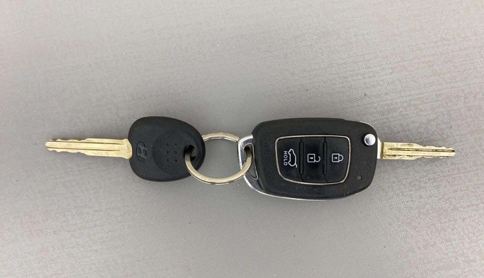 2021 Hyundai VENUE S 1.2, Petrol, Manual, 29,750 km, Key Close Up