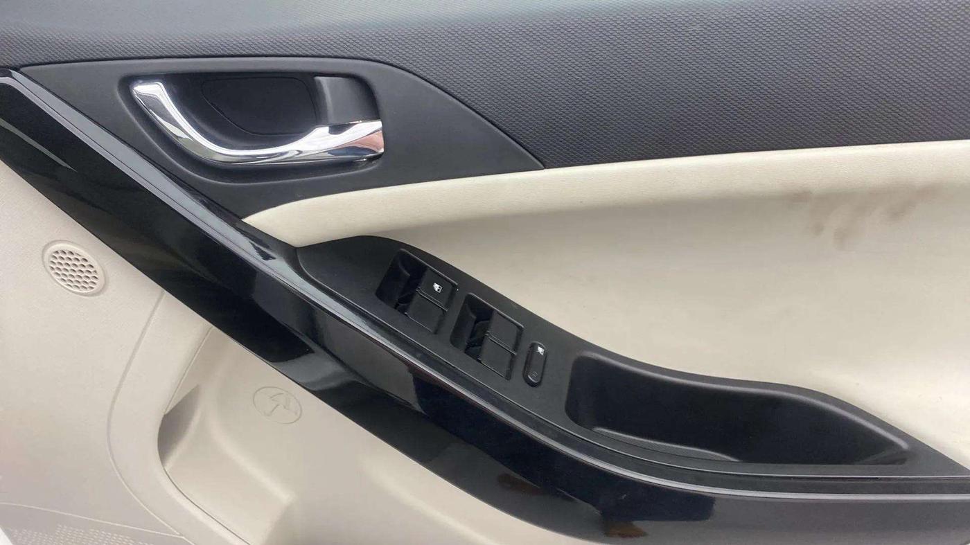 2022 Tata NEXON XZ PLUS DIESEL (L), CNG, Manual, 36,607 km, Driver Side Door Panels Control