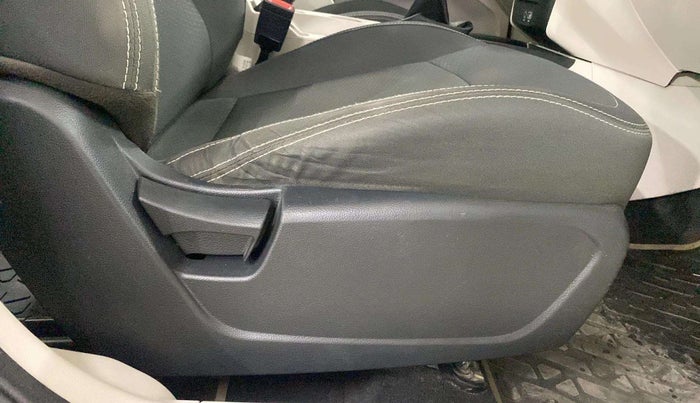 2019 Mahindra XUV300 W6 1.2 PETROL, Petrol, Manual, 39,515 km, Driver Side Adjustment Panel