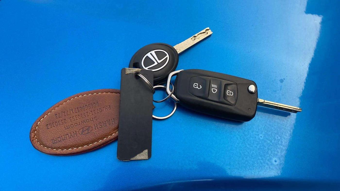 2019 Tata NEXON XM PETROL, Petrol, Manual, 29,416 km, Key Close Up