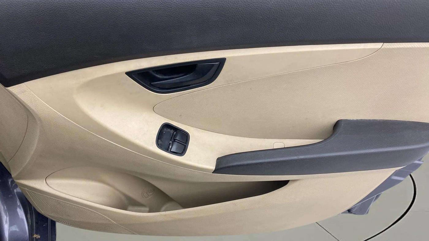 2017 Hyundai Eon MAGNA +, Petrol, Manual, 45,127 km, Driver Side Door Panels Control