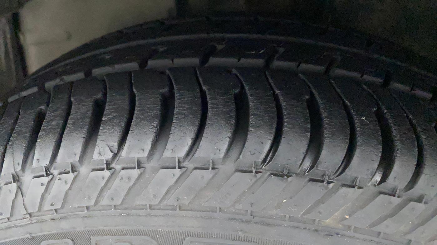 2011 Toyota Corolla Altis G PETROL, Petrol, Manual, 33,743 km, Left Front Tyre Tread