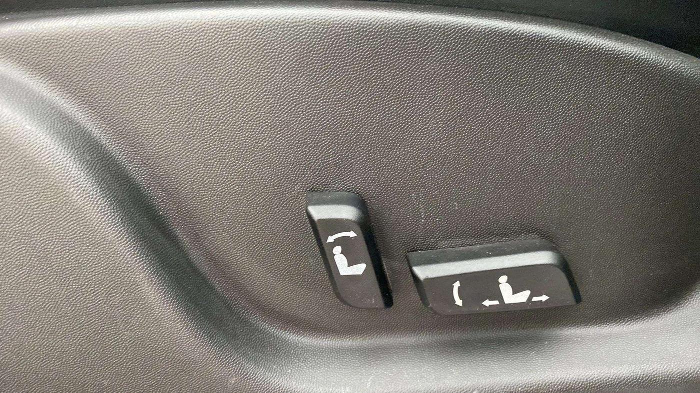2018 Mahindra XUV500 W11 AT, Diesel, Automatic, 52,095 km, Driver Side Adjustment Panel