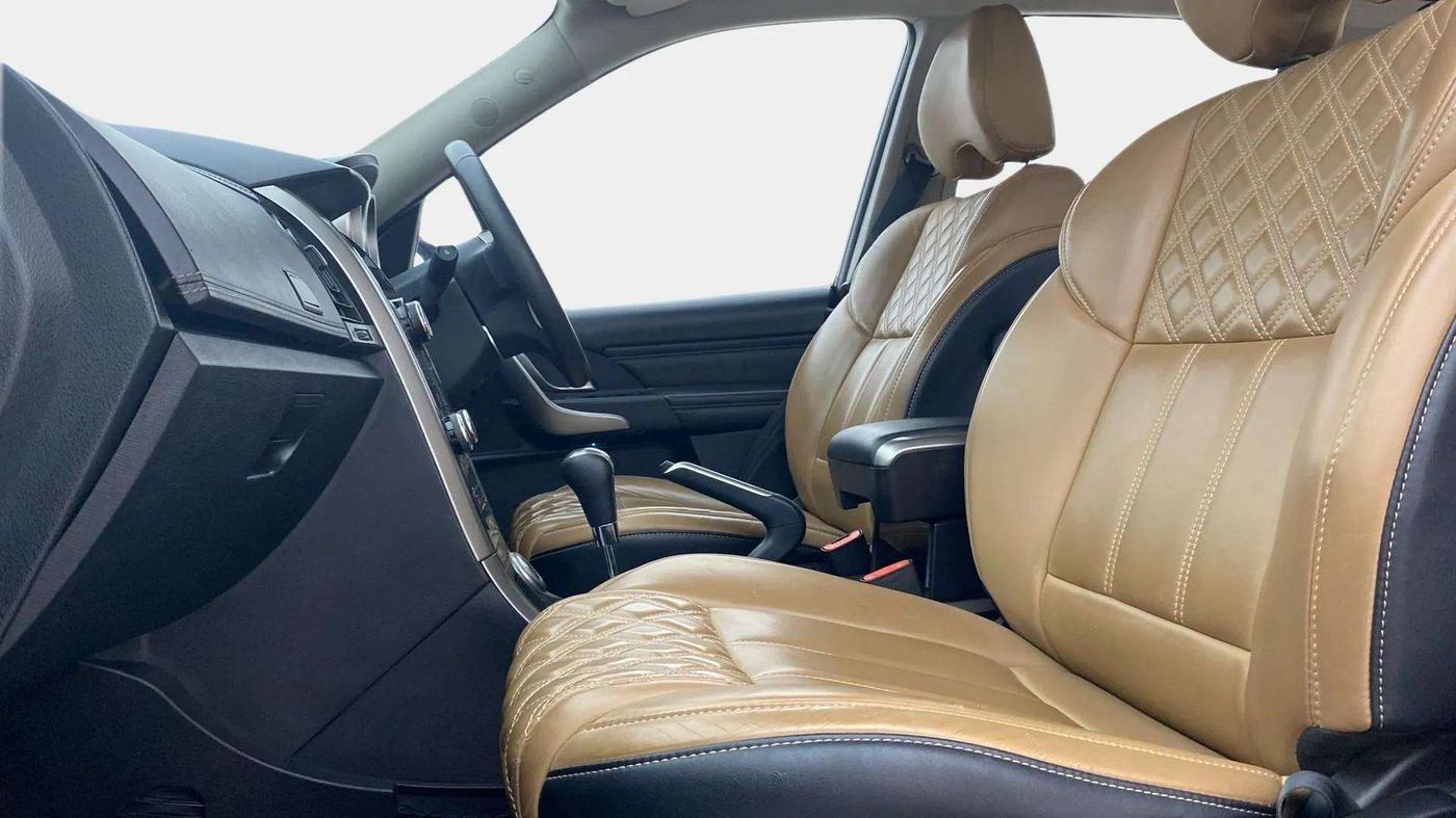 2018 Mahindra XUV500 W11 AT, Diesel, Automatic, 52,095 km, Right Side Front Door Cabin