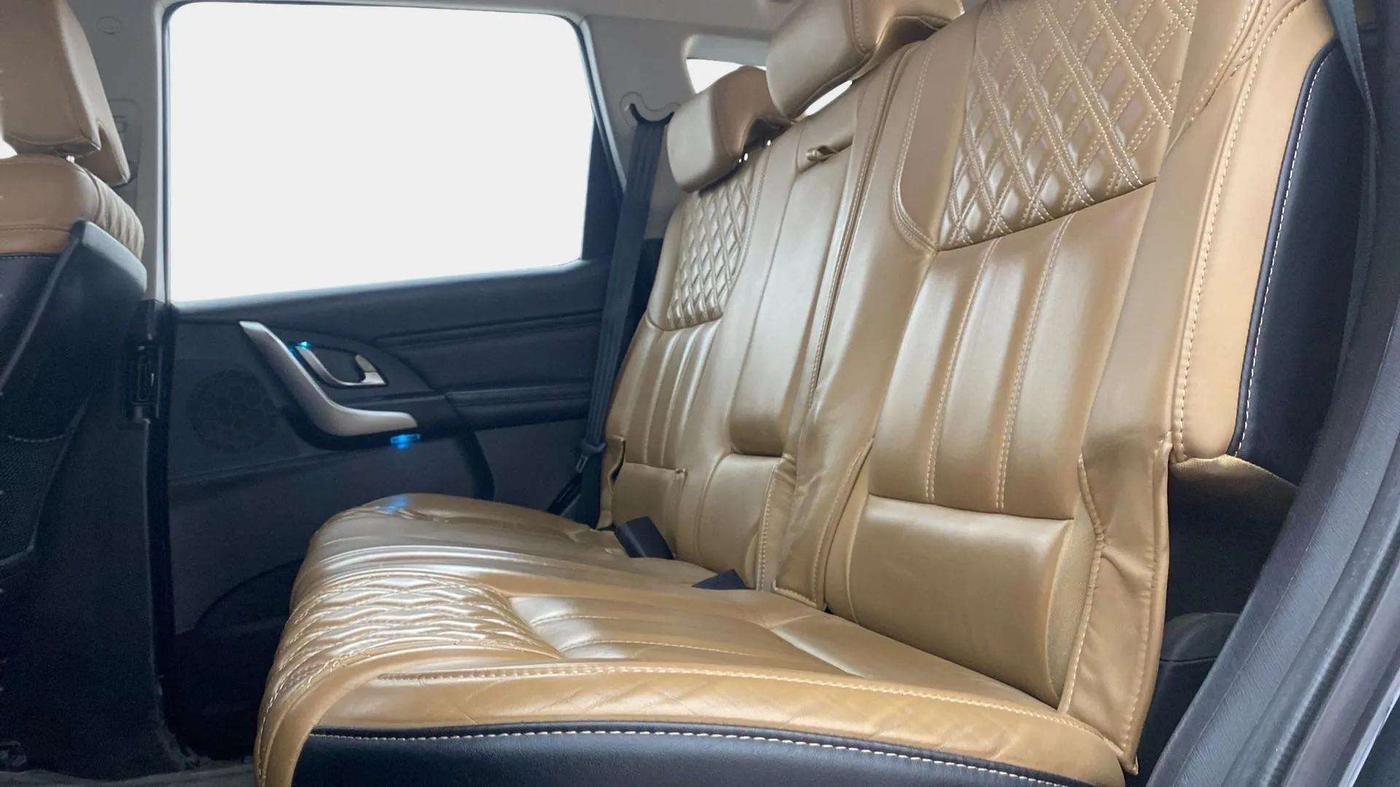 2018 Mahindra XUV500 W11 AT, Diesel, Automatic, 52,095 km, Right Side Rear Door Cabin