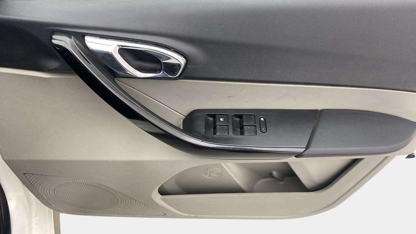 2018 Tata Tiago XZA PETROL, Petrol, Automatic, 32,231 km, Driver Side Door Panels Control