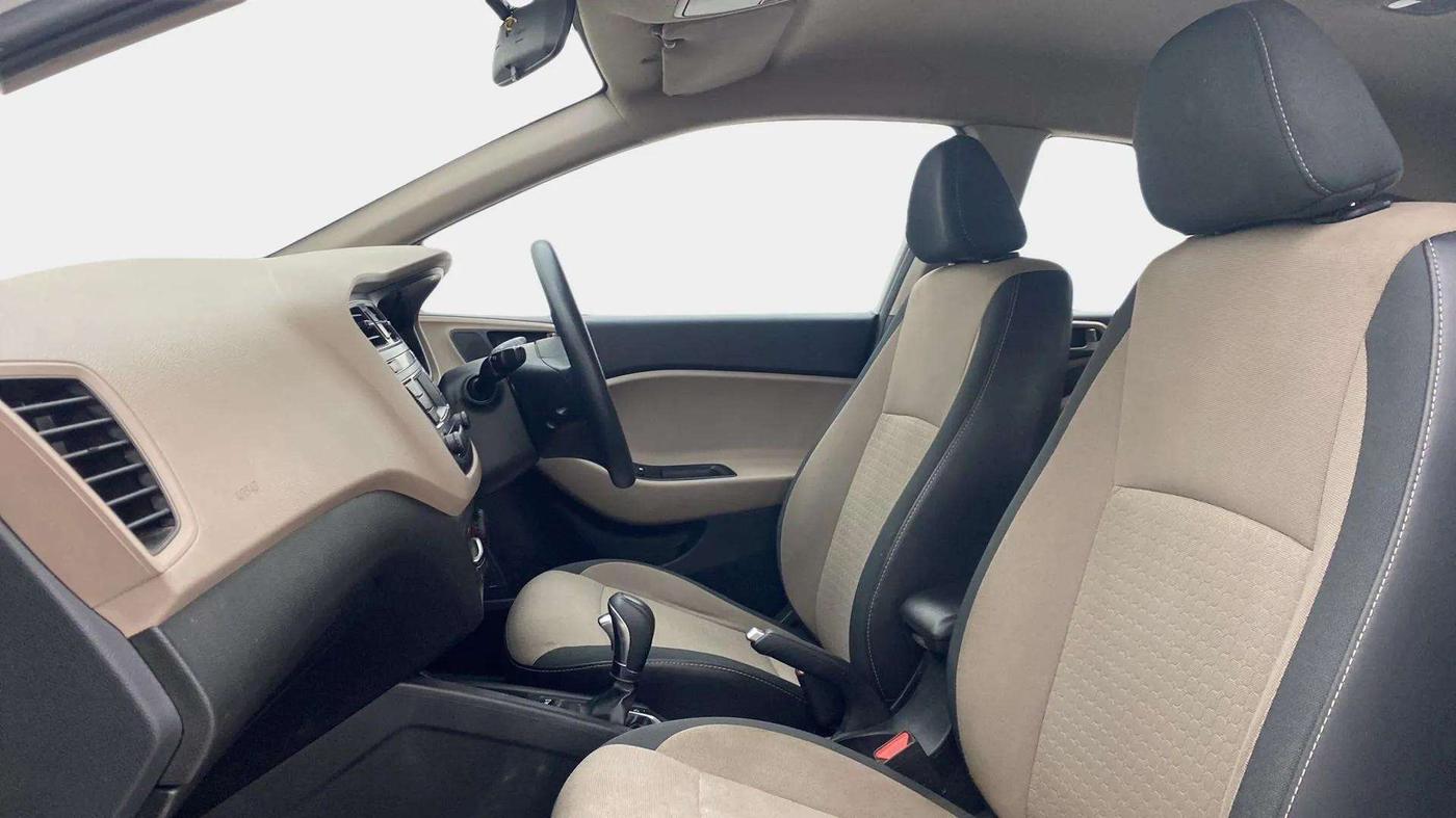 2016 Hyundai Elite i20 MAGNA 1.4 AT, Petrol, Automatic, 60,060 km, Right Side Front Door Cabin