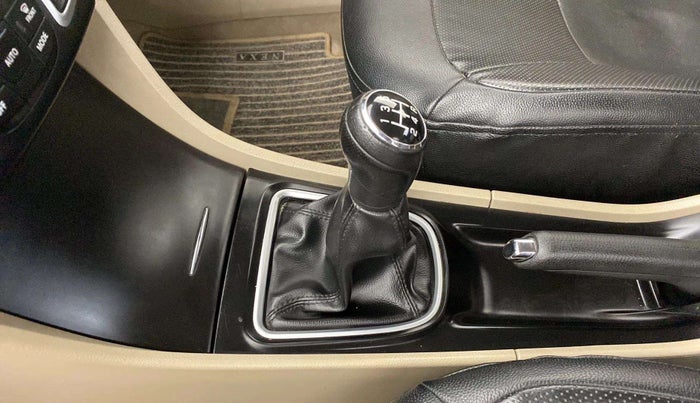 2018 Maruti Ciaz DELTA 1.4 MT PETROL, Petrol, Manual, 33,254 km, Gear lever - Knob cover torn