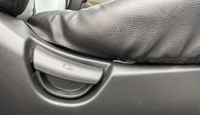 2017 Hyundai Grand i10 MAGNA AT 1.2 KAPPA VTVT, Petrol, Automatic, 34,149 km, Driver Side Adjustment Panel