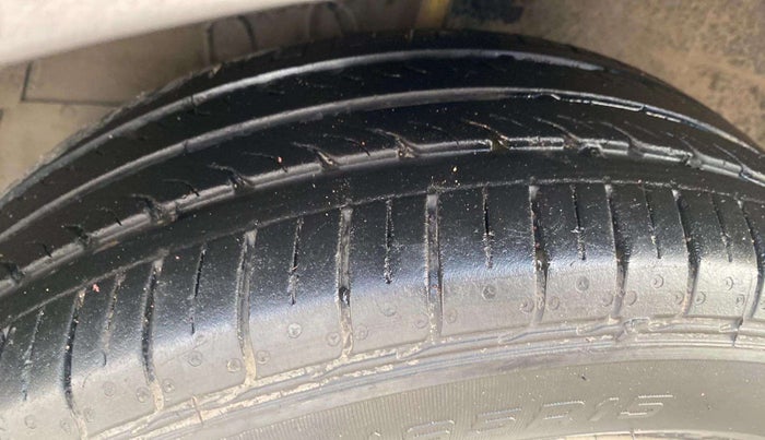 2013 Maruti Ertiga ZXI, Petrol, Manual, 55,665 km, Left front tyre - Minor crack