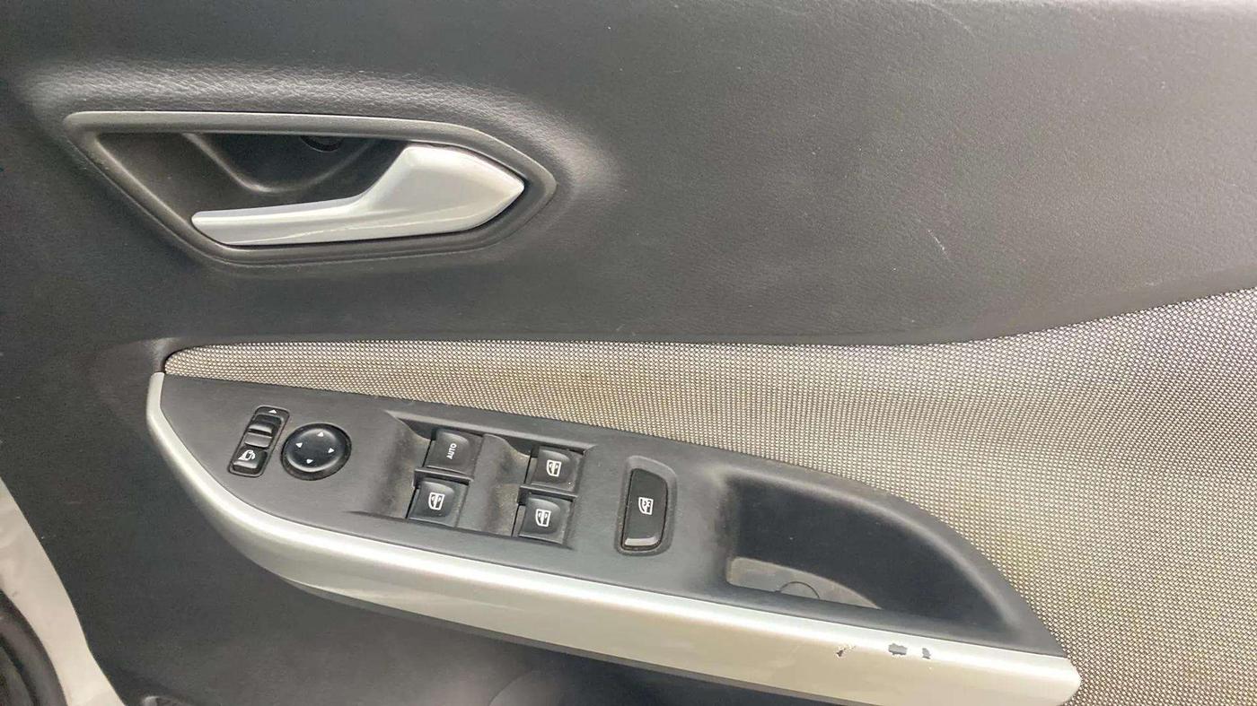 2021 Nissan MAGNITE XV TURBO, Petrol, Manual, 39,211 km, Driver Side Door Panels Control