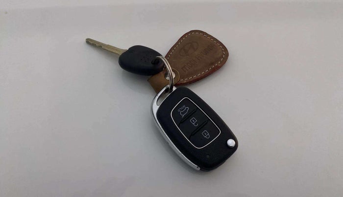 2020 Hyundai VENUE S 1.2, Petrol, Manual, 7,720 km, Key Close Up