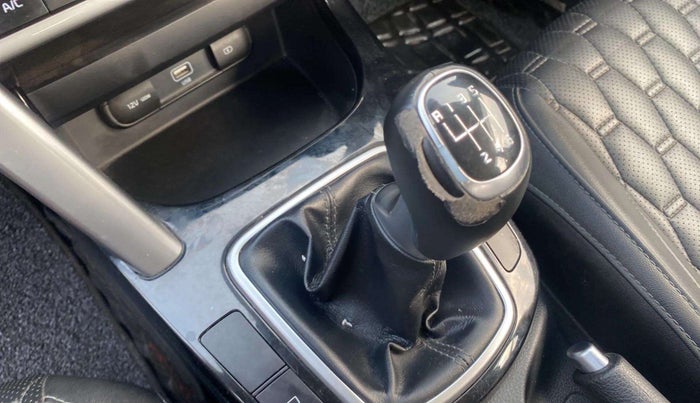 2021 KIA SELTOS HTX ANNIVERSARY EDITION 1.5 PETROL, Petrol, Manual, 26,344 km, Gear lever - Knob cover torn