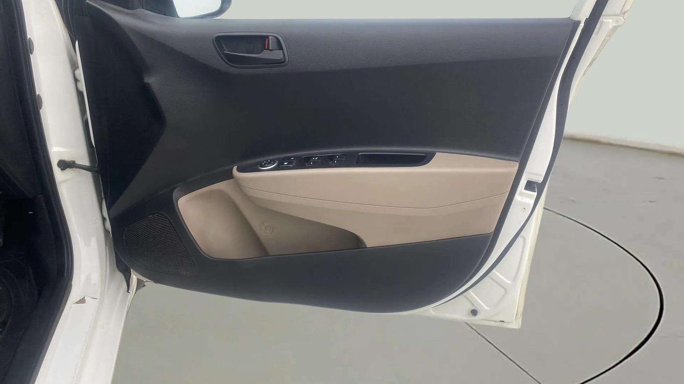 2016 Hyundai Grand i10 MAGNA 1.2 KAPPA VTVT, CNG, Manual, 79,851 km, Driver Side Door Panels Control