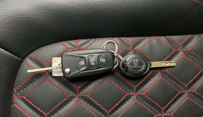 2018 Tata NEXON XM PETROL, Petrol, Manual, 50,101 km, Key Close Up
