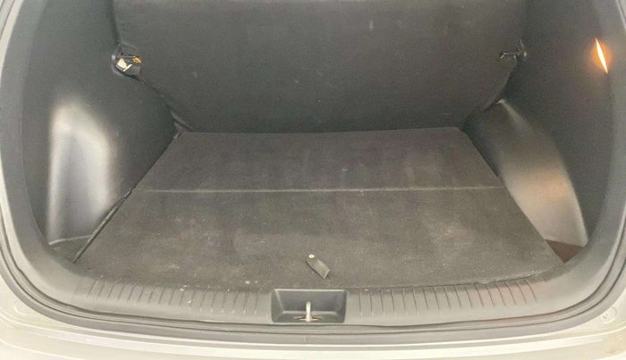 2017 Hyundai Creta E PLUS 1.6 PETROL, Petrol, Manual, 59,695 km, Boot Inside