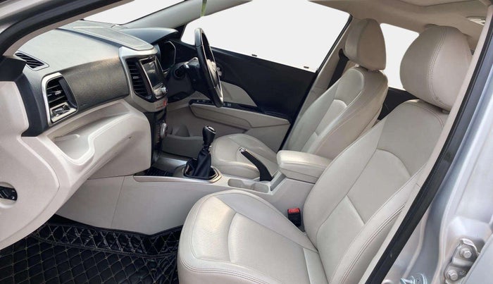 2019 Mahindra XUV300 W8 (O) 1.2 PETROL, Petrol, Manual, 41,734 km, Right Side Front Door Cabin