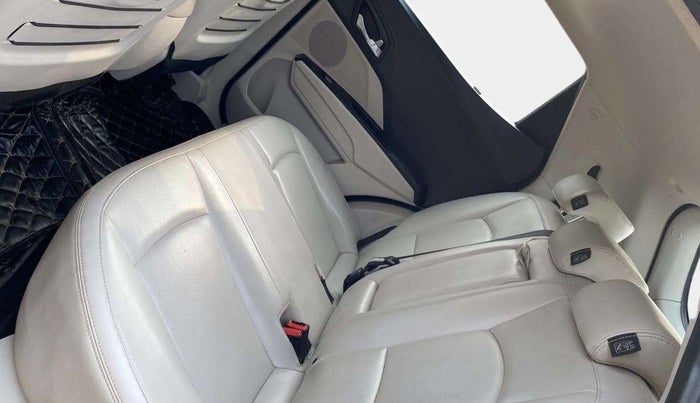 2019 Mahindra XUV300 W8 (O) 1.2 PETROL, Petrol, Manual, 41,734 km, Right Side Rear Door Cabin