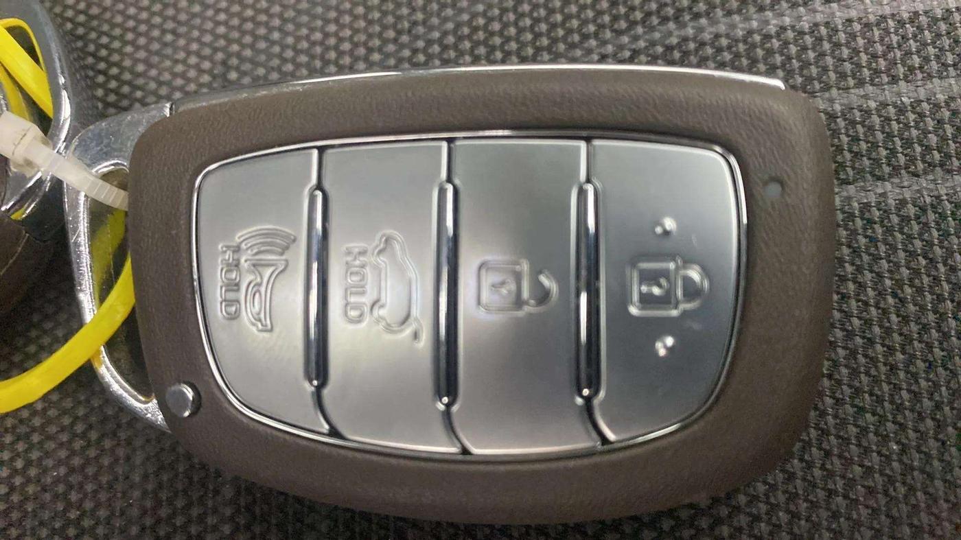 2021 Hyundai VENUE SX 1.0 (O) TURBO IMT, Petrol, Manual, 21,454 km, Key Close Up