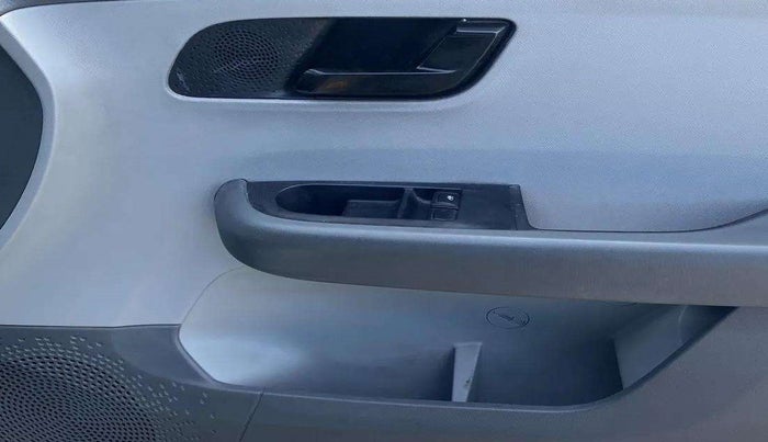 2021 Tata ALTROZ XE PETROL, Petrol, Manual, 37,528 km, Driver Side Door Panels Control