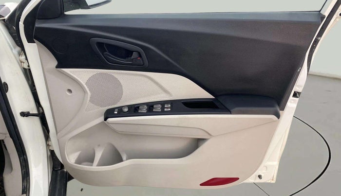 2022 Mahindra XUV300 W4 1.2 PETROL, Petrol, Manual, 16,301 km, Driver Side Door Panels Control