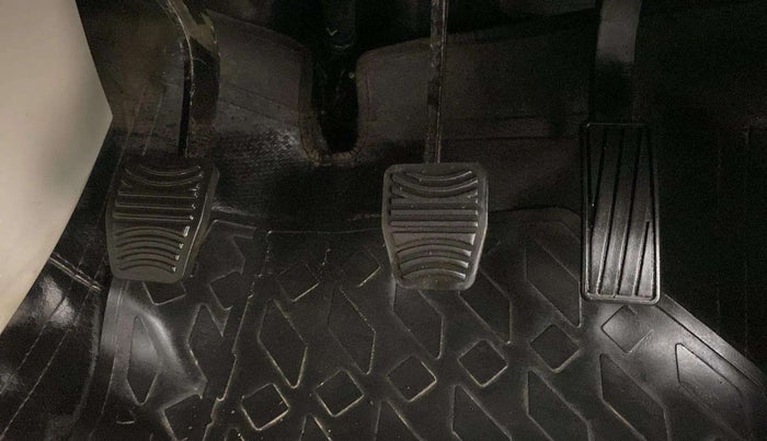 2022 Mahindra XUV300 W4 1.2 PETROL, Petrol, Manual, 16,301 km, Pedals