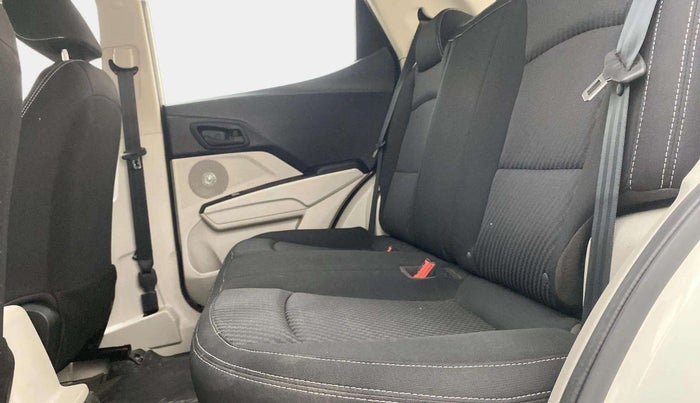 2022 Mahindra XUV300 W4 1.2 PETROL, Petrol, Manual, 16,301 km, Right Side Rear Door Cabin